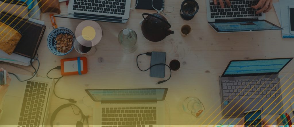 des ordinateurs posés sur une table