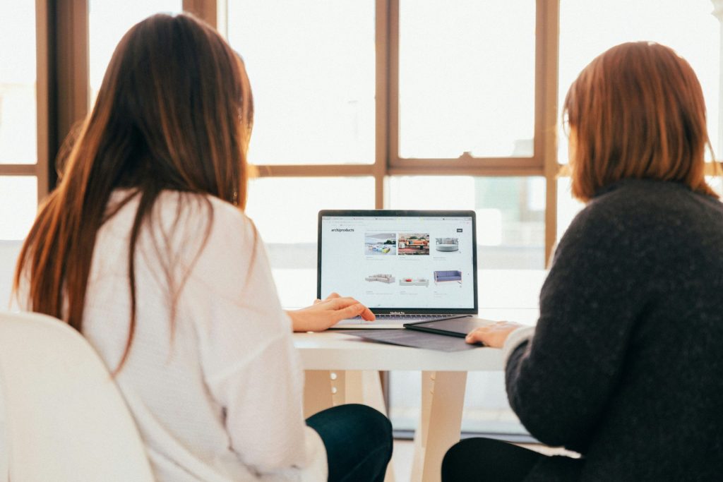 Deux femmes regardant un ordinateur